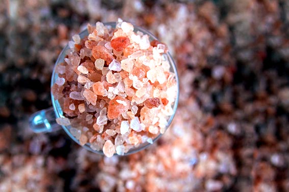 بهترین نمک خوراکی در بین همه نمکها کدام است؟ یقیناً شما هم بدنبال بهترین نوع نمک خوراکی هستید. در این مقاله هر چند کوتاه، سعی می کنیم تا بهترین نمک خوراکی را به شما معرفی نماییم. انواع نمک خوراکی در دنیا موجود است که به اختصار چند نوع برجسته تر را به شما معرفی می کنیم: